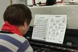 长沙80岁奶奶坐公交都在记单词：不想得老年痴呆学英语是快乐的事图片