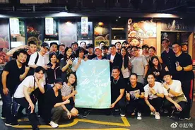 60岁赵传晒照庆祝硕士毕业 被年轻人簇拥开怀大笑图片