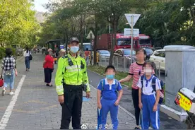 上学途中遇堵车，交警护送及时到校园图片