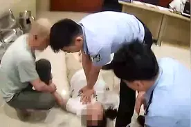 惊魂！倒地2秒女子失去脉搏，民警心肺复苏紧急救助图片