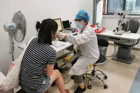 又红又痛！21岁姑娘晚上睡前忘记卸妆，一觉醒来长“针眼”图片