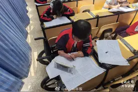 13年前，为救弟弟她失去双腿双手！13年后浴火女孩高考588分图片