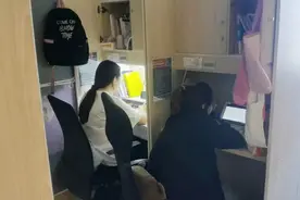 一个人、一盏灯，一个相对私密的空间，还提供茶饮和学习资料……这样的共享自习室，你想去吗图片