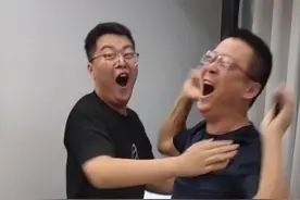 四川一考生高考689分，父子俩喜极相拥！网友灵魂发问：“哪个是爷，哪个是崽？”图片