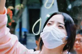 才华满分！欧阳娜娜亲自橱窗上涂鸦 画自己音乐艺术展邀请函图片