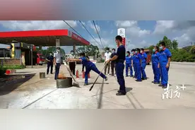 筑牢安全防线，中石化河源分公司进行全天候安全巡查、全员安全教育图片