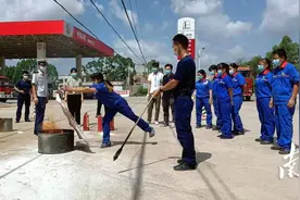 筑牢安全防线，中石化河源分公司进行全天候安全巡查、全员安全教育图片