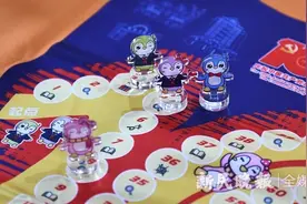 用“实事求是”牌抵抗攻击，用“乘风破浪”牌多走一轮，沪小学师生原创党史游戏棋好玩图片