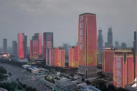 100分钟空地直播：流光溢彩！建党百年主题灯光秀亮相泉城图片
