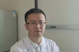 两小伙分别比赛掰手腕致骨折，“难兄难弟”前后脚住进医院图片