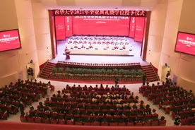 毕业典礼上的“最后一课”：“躺平”不是青春的底色 奋斗的你们是母校永远的牵挂图片