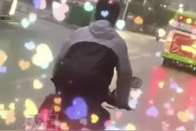 小伙骑摩托车耍酷拍视频，结果“抖”进了交警队图片