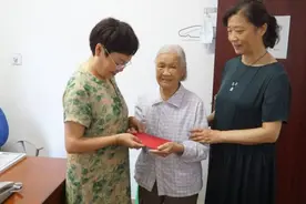 随解放军南下解放四川德阳的老人 向组织交了一笔特殊党费图片