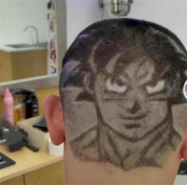 画家画的奥特曼被虐（发型师在顾客头上画奥特曼火了我不是画家）