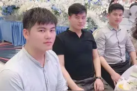 这场婚礼火了！3个一模一样的新郎，分不清了图片