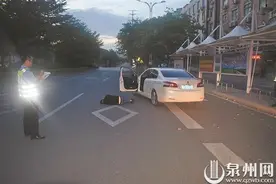 醉驾肇事逃逸 车停路旁不关门 人躺路上睡大觉图片