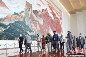 外国专家走进中国共产党历史展览馆：感触最深的是中共与中国紧密相连图片