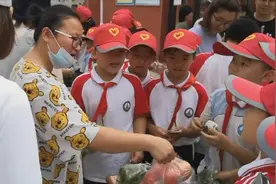 学校农场大丰收！小学生义卖400多斤蔬菜帮贫困生图片
