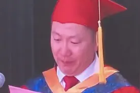 新任校长毕业典礼致辞哽咽落泪 学生多次鼓掌齐喊：加油图片