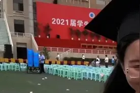 硕士丈夫带着两个月大宝宝参加博士妻子的毕业典礼视频封面