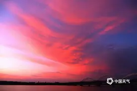 惊艳！哈尔滨高颜值“梦幻”晚霞扮靓天空图片