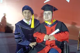 “轮椅博士”，毕业了图片