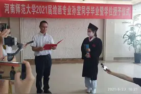 画“抗癌漫画”的河师大女孩毕业了，书记在医院给她颁发证书图片