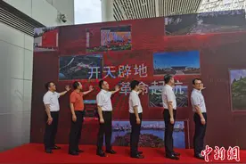 上海首开至嘉兴红色旅游列车 首批1000余名旅客踏上红色之旅图片