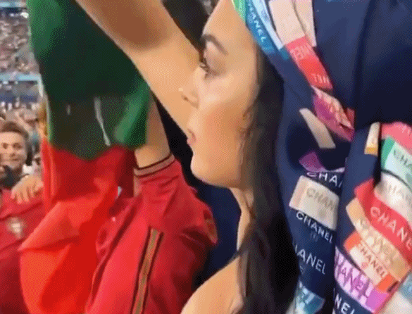 热情似火！乔治娜带迷你罗现场观战欧洲杯图片