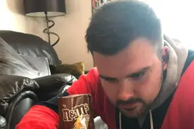 英国男子以堆叠5颗M&M巧克力豆创造新的吉尼斯世界纪录图片