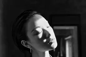 倪妮冷颜光影大片上线 飒爽随性冷艳高级图片