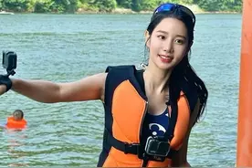 韩国女团Berry Good成员赵贤SNS发照秀火爆身材图片