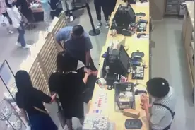 壹现场丨男子尾随穿短裙女性有疑似偷拍动作 刑警逛街顺手抓人图片
