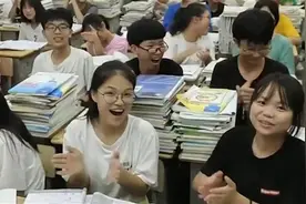 优秀学生扎堆办公室查分惊喜连连，校长现场播报激励学弟学妹图片