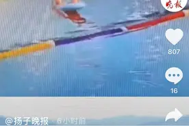 3岁幼童泳池“倒栽葱”浸入水中，11岁“淡定弟”教科书式施救图片
