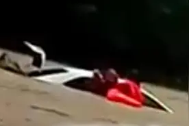 女教师驾车涉水遇熄火，以为在劫难逃致电女儿交代“遗言”视频封面