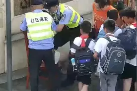 女孩接弟弟放学中暑晕倒 好心人纷纷出手了……图片