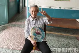 百岁百年恰风华 | 不仅爱吃冰棍、爱遛弯，这位百岁奶奶还爱时髦图片