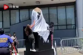弗洛伊德纪念雕像被喷“白人至上主义”组织标识，美官员愤怒：这是仇恨行为图片