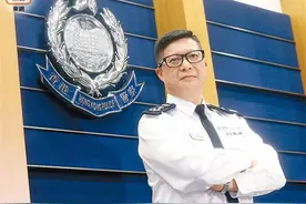 港警“一哥”邓炳强升任保安局局长，读书时兼职做过演员图片