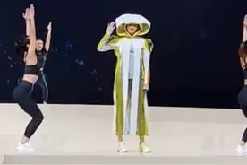 关晓彤穿科技感时装走秀，比剪刀手萌萌哒图片