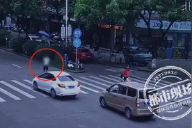 “110吗？有人拿着棍子在路上拦车！”结局令人舒适图片