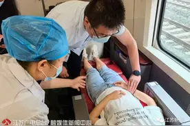 孕妇高铁上突发腹痛！他拿着一包针赶了过去……图片