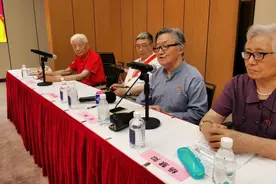 未成年入党的他在党70年，不做校长的他捐2/3年收入，老教授们这样比数字图片