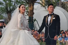 著名笑星闵天浩大婚 师父李伯清现场送他“六颗心”图片