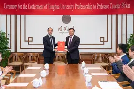 英籍数学家比尔卡尔入职清华：曾任剑桥大学教授，邱勇亲自颁聘书图片