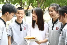 「卓越广中 精彩故事」把学生当做挚友“翟姐姐”翟惠娜：爱是触及灵魂的教育图片