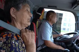 坐在卡车副驾驶位上的母亲：“我也去看看花花世界”图片