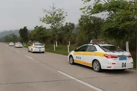 珠海学员考科目三太紧张，摔倒在地膝盖出血，考试让人担心图片