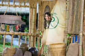 Angelababy扮部落首领保卫粮食 草绿流苏裙配孔雀耳环别具风情图片